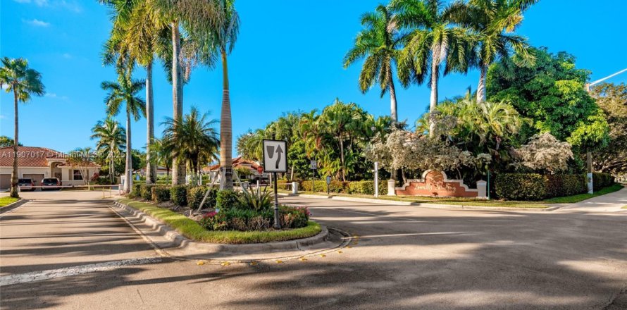 Townhouse in Pembroke Pines, Florida 3 bedrooms, 163.88 sq.m. № 1963621