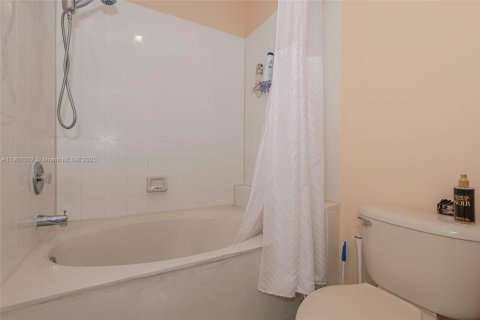 Townhouse in Pembroke Pines, Florida 3 bedrooms, 163.88 sq.m. № 1963621 - photo 22