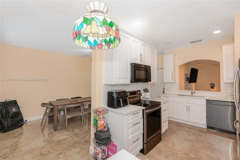 Townhouse in Pembroke Pines, Florida 3 bedrooms, 163.88 sq.m. № 1963621 - photo 13