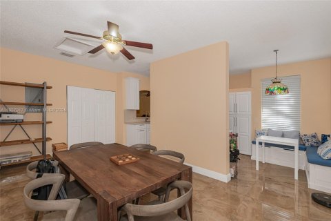 Townhouse in Pembroke Pines, Florida 3 bedrooms, 163.88 sq.m. № 1963621 - photo 16