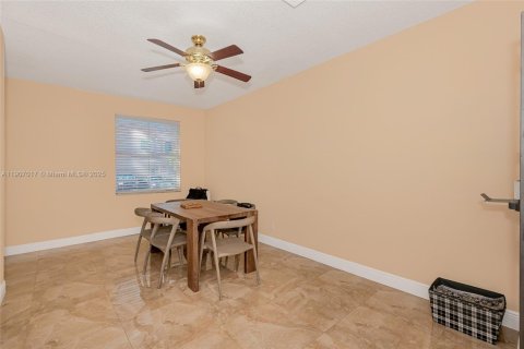Townhouse in Pembroke Pines, Florida 3 bedrooms, 163.88 sq.m. № 1963621 - photo 15