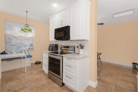 Townhouse in Pembroke Pines, Florida 3 bedrooms, 163.88 sq.m. № 1963621 - photo 11