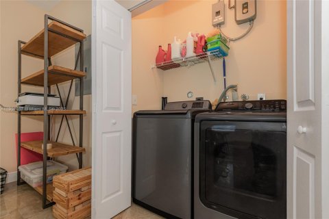 Townhouse in Pembroke Pines, Florida 3 bedrooms, 163.88 sq.m. № 1963621 - photo 17