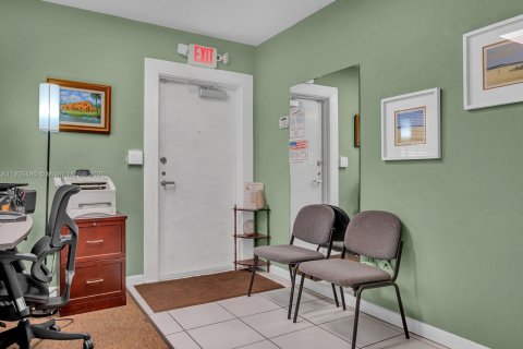 Propiedad comercial en venta en Miami Springs, Florida № 2012279 - foto 12