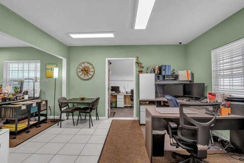 Propiedad comercial en venta en Miami Springs, Florida № 2012279 - foto 15