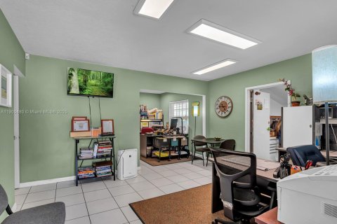 Propiedad comercial en venta en Miami Springs, Florida № 2012279 - foto 13