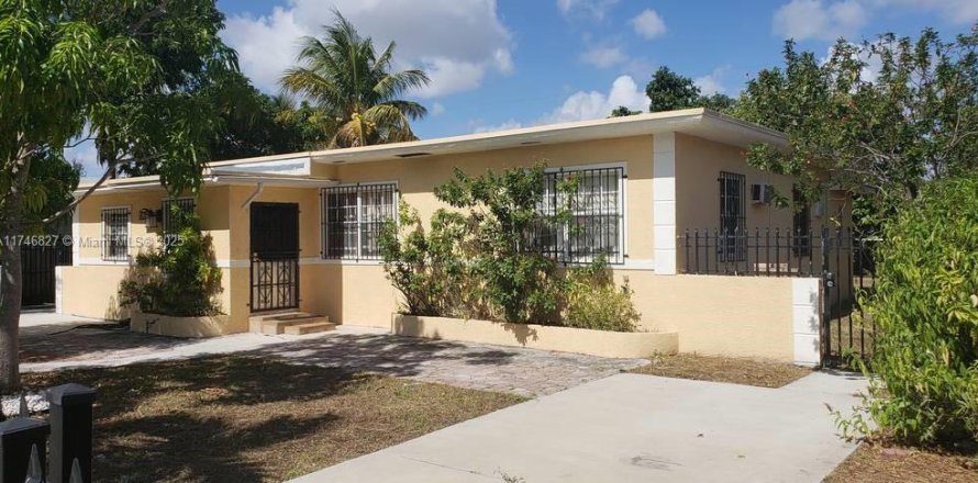 Propiedad comercial en Miami, Florida 223.89 m2 № 1716190