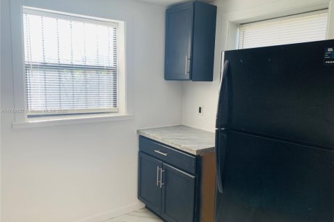 Propiedad comercial en venta en Miami, Florida, 223.89 m2 № 1716190 - foto 9