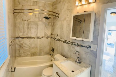 Propiedad comercial en venta en Miami, Florida, 223.89 m2 № 1716190 - foto 22
