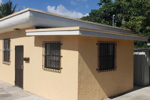 Propiedad comercial en venta en Miami, Florida, 223.89 m2 № 1716190 - foto 2