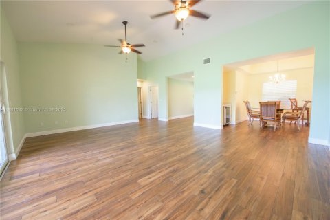 Villa ou maison à louer à Homestead, Floride: 4 chambres, 245.26 m2 № 1931619 - photo 4