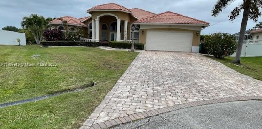 Casa en Port St. Lucie, Florida 3 dormitorios, 236.62 m2 № 1696792