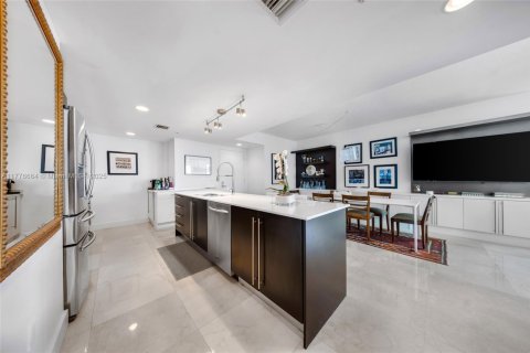 Condo in Miami, Florida, 2 bedrooms  № 1647052 - photo 12
