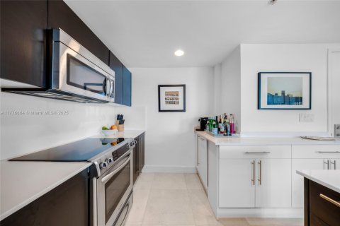 Condo in Miami, Florida, 2 bedrooms  № 1647052 - photo 15