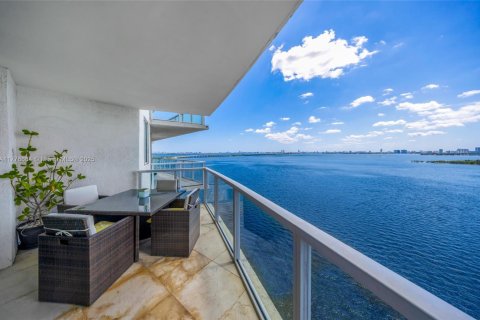 Condo in Miami, Florida, 2 bedrooms  № 1647052 - photo 1