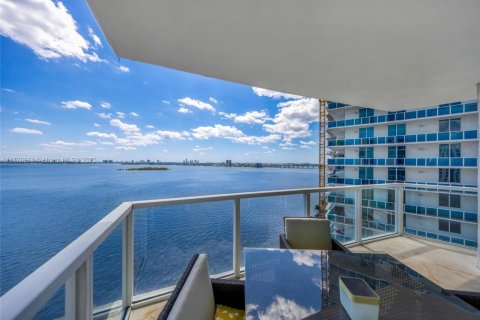 Condo in Miami, Florida, 2 bedrooms  № 1647052 - photo 2