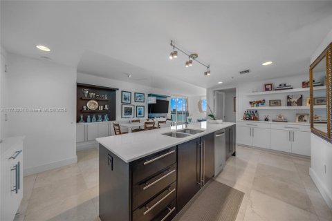 Condo in Miami, Florida, 2 bedrooms  № 1647052 - photo 13
