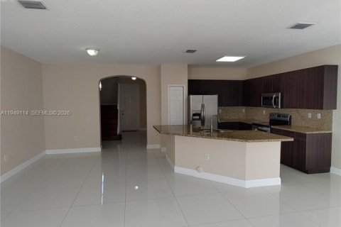 Снять в аренду таунхаус в Майами, Флорида 3 спальни, 164.99м2, № 2004884 - фото 5