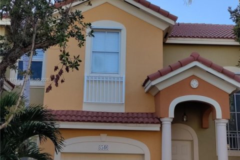 Снять в аренду таунхаус в Майами, Флорида 3 спальни, 164.99м2, № 2004884 - фото 2