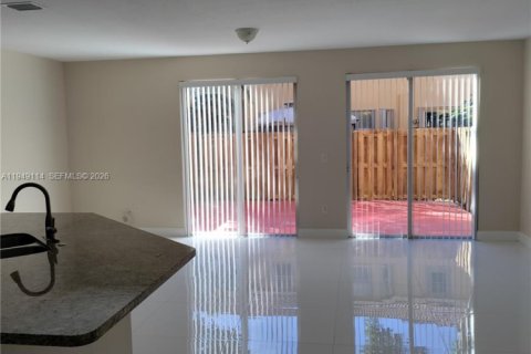 Снять в аренду таунхаус в Майами, Флорида 3 спальни, 164.99м2, № 2004884 - фото 11