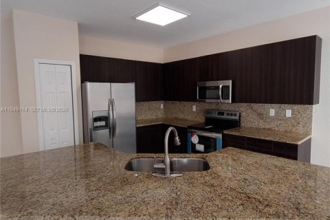 Снять в аренду таунхаус в Майами, Флорида 3 спальни, 164.99м2, № 2004884 - фото 4