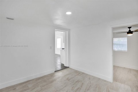 Commercial property in Dania Beach, Florida 379.78 sq.m. № 1730547 - photo 19