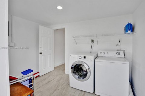 Commercial property in Dania Beach, Florida 379.78 sq.m. № 1730547 - photo 27