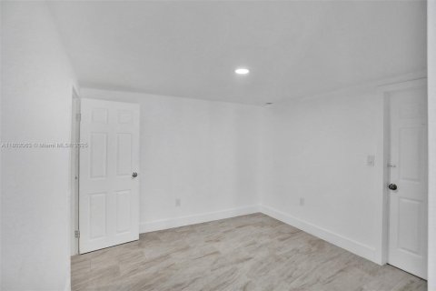 Commercial property in Dania Beach, Florida 379.78 sq.m. № 1730547 - photo 18