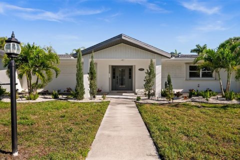 House in Punta Gorda, Florida 4 bedrooms, 274.25 sq.m. № 2131237