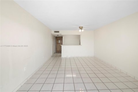 Condo in Miami, Florida, 1 bedroom  № 1627787 - photo 9