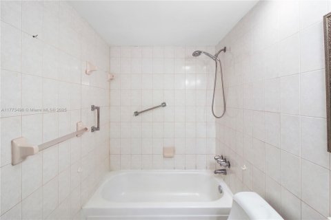 Condo in Miami, Florida, 1 bedroom  № 1627787 - photo 15