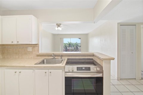 Condo in Miami, Florida, 1 bedroom  № 1627787 - photo 3