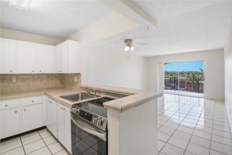 Condo in Miami, Florida, 1 bedroom  № 1627787 - photo 2