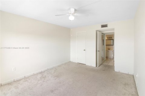 Condo in Miami, Florida, 1 bedroom  № 1627787 - photo 12