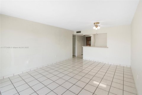 Condo in Miami, Florida, 1 bedroom  № 1627787 - photo 10