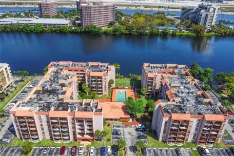 Condo in Miami, Florida, 1 bedroom  № 1627787 - photo 22