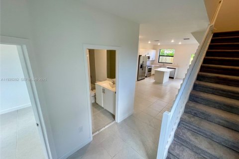 Touwnhouse à louer à Miami, Floride: 3 chambres, 122.63 m2 № 1984554 - photo 3