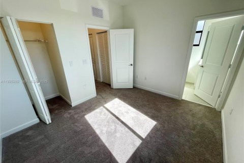 Touwnhouse à louer à Miami, Floride: 3 chambres, 122.63 m2 № 1984554 - photo 13