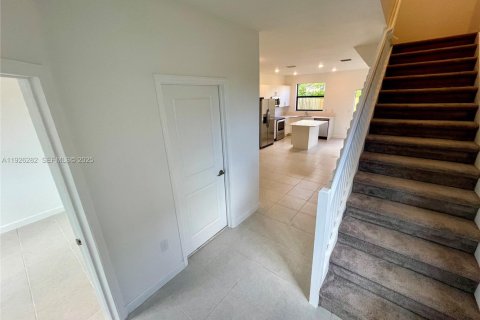 Touwnhouse à louer à Miami, Floride: 3 chambres, 122.63 m2 № 1984554 - photo 2