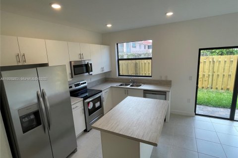 Touwnhouse à louer à Miami, Floride: 3 chambres, 122.63 m2 № 1984554 - photo 1