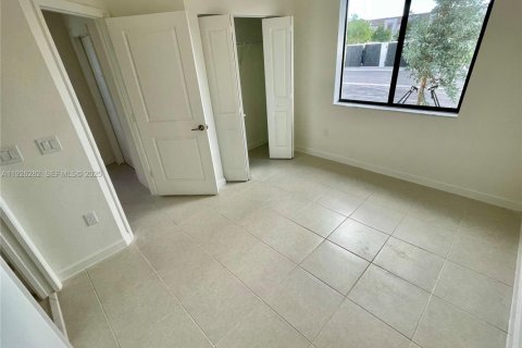 Touwnhouse à louer à Miami, Floride: 3 chambres, 122.63 m2 № 1984554 - photo 5