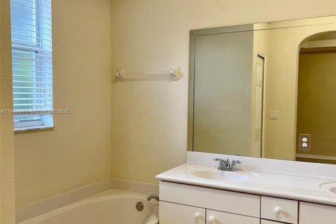 Copropriété à louer à Miami, Floride: 3 chambres, 164.44 m2 № 1990706 - photo 12