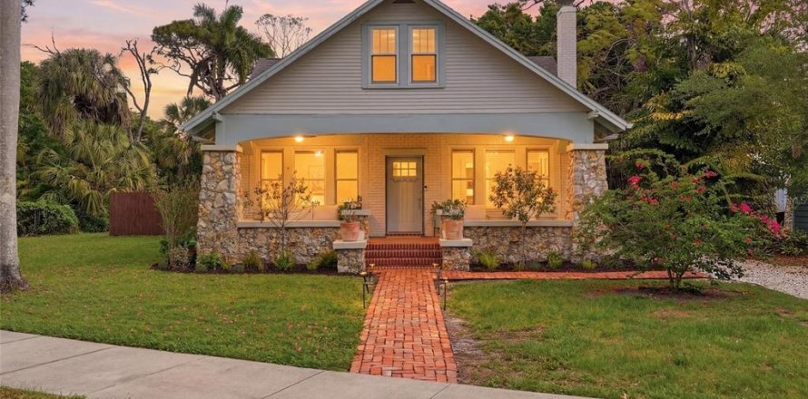 House in Fort Myers, Florida 4 bedrooms, 272.76 sq.m. № 2167389