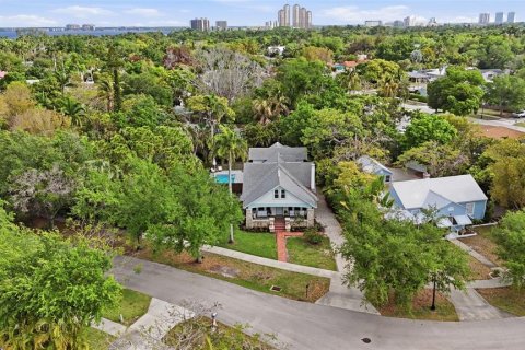 House in Fort Myers, Florida 4 bedrooms, 272.76 sq.m. № 2167389 - photo 6