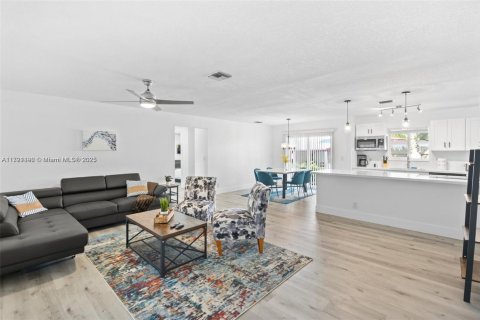 Immobilier commercial à vendre à Wilton Manors, Floride: 210.7 m2 № 1865182 - photo 1