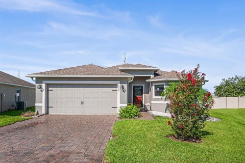House in Auburndale, Florida 4 bedrooms, 166.39 sq.m. № 1843350 - photo 1