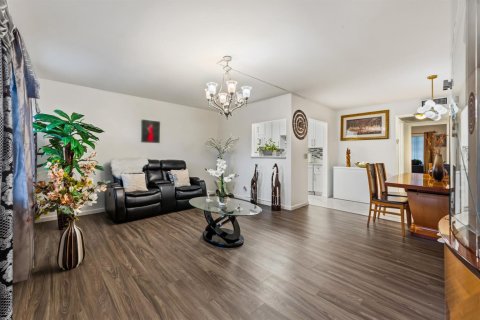Condo in West Palm Beach, Florida, 1 bedroom № 2241871 - photo 2