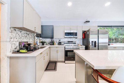 Villa ou maison à vendre à North Miami Beach, Floride: 3 chambres, 118.91 m2 № 2421247 - photo 12