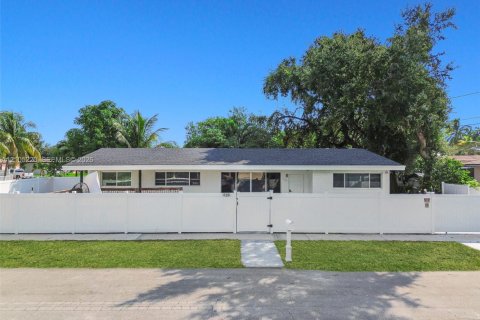 Villa ou maison à vendre à North Miami Beach, Floride: 3 chambres, 118.91 m2 № 2421247 - photo 2