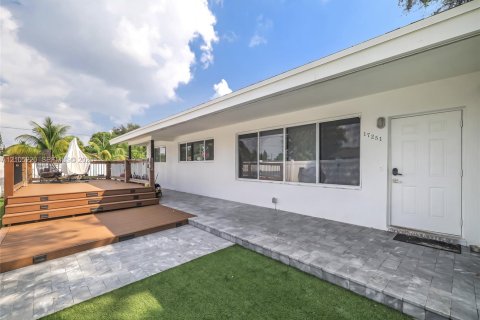 Villa ou maison à vendre à North Miami Beach, Floride: 3 chambres, 118.91 m2 № 2421247 - photo 3